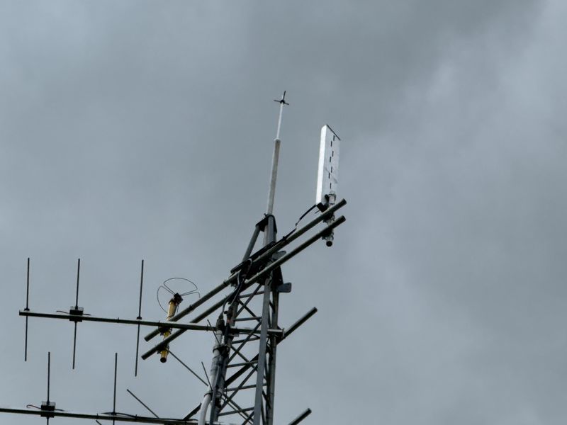 File:GB3OO Tx and Rx Antennas.jpg